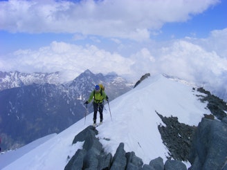 Allallinhorn  skiing down from summit.jpg